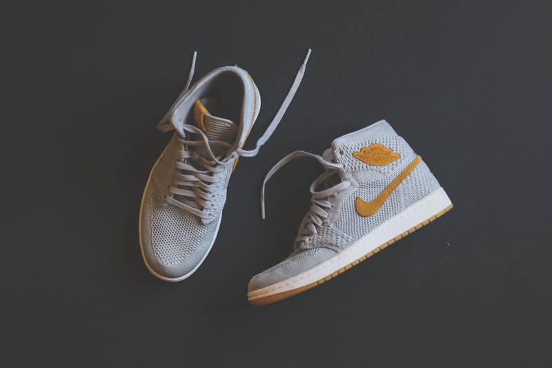 Differentes associations vestimentaires avec des sneakers blanches