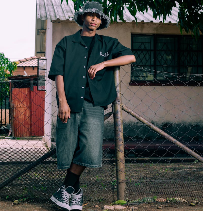 Nettoyage delicat d'une sneaker avec une brosse souple et de l'eau savonneuse