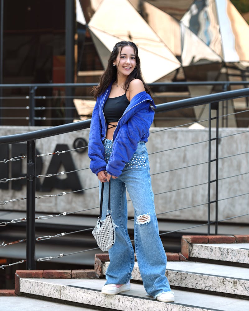 Accessoires streetwear : casquette, sac banane, chaine et montre